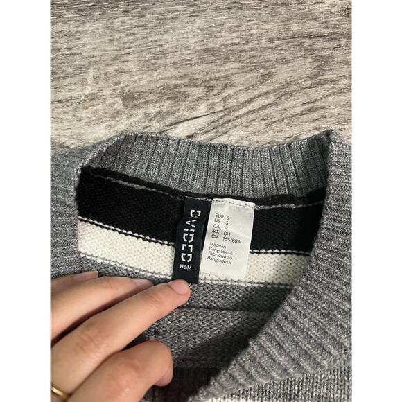H&M Women’s Small Gray Black White Striped Knit Pullover Sweater Classic - Picture 4 of 7